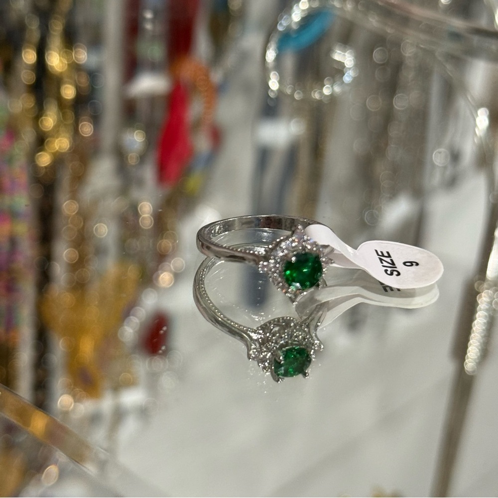 Elegant Silver and Green Gemstone Ring Size 9 engagement promise ring gift - Picture 2 of 9